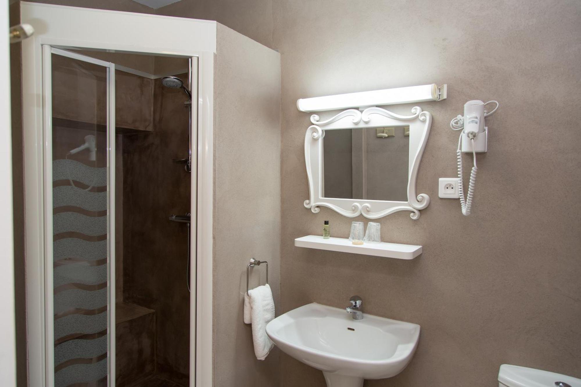Logis Hotel Restaurant La Farigoule Sainte-Cécile-les-Vignes Εξωτερικό φωτογραφία