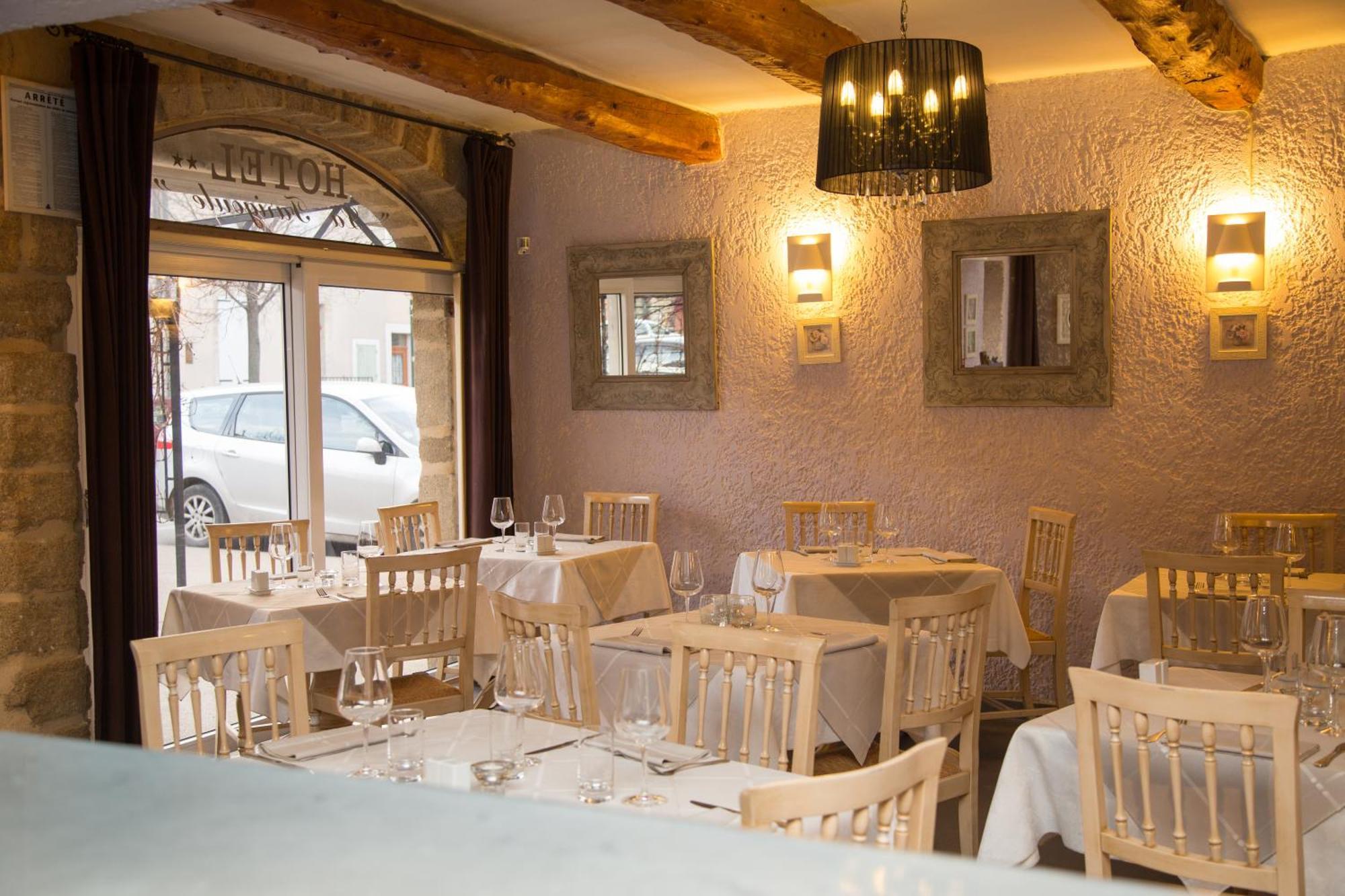Logis Hotel Restaurant La Farigoule Sainte-Cécile-les-Vignes Εξωτερικό φωτογραφία