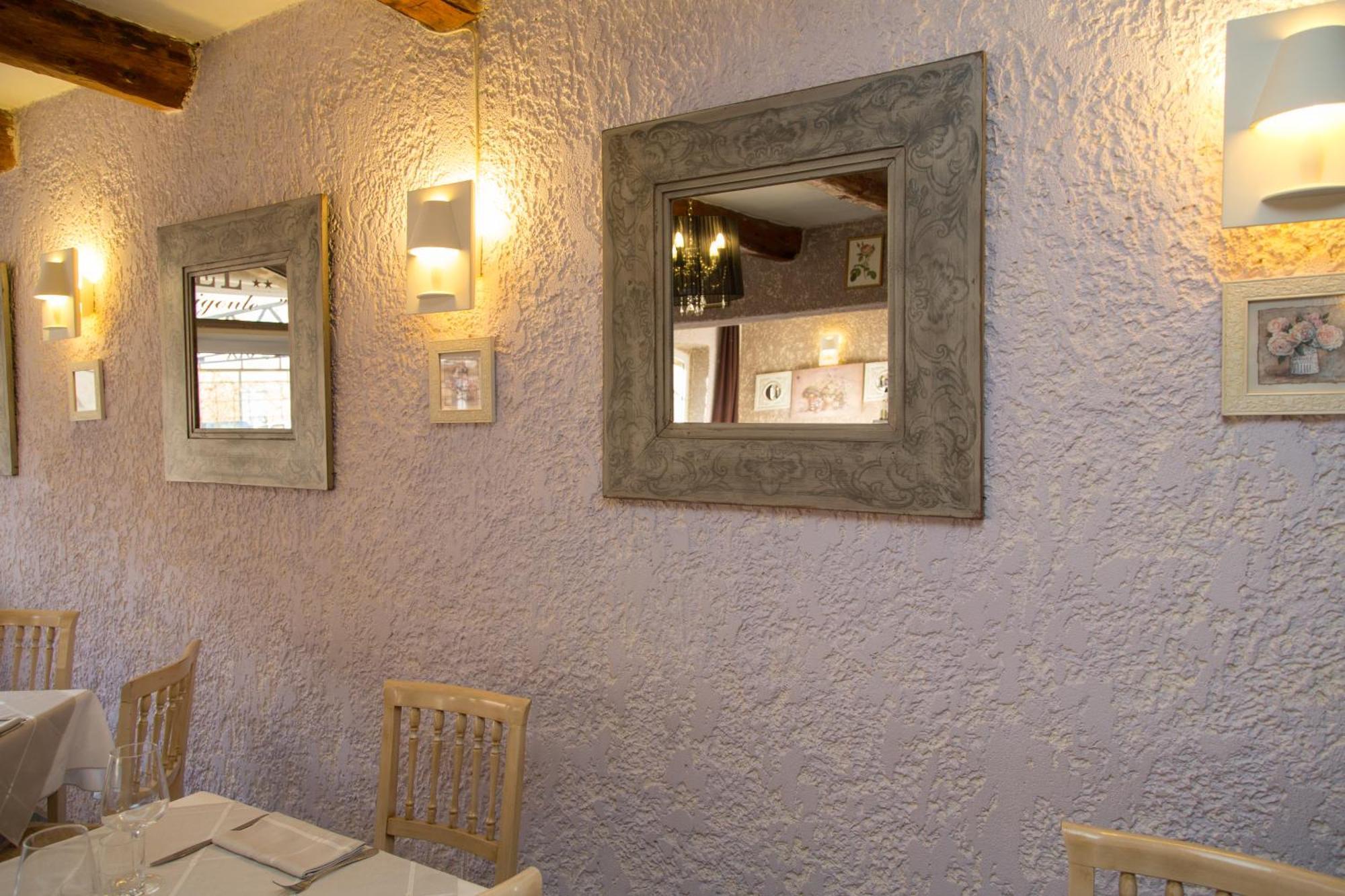 Logis Hotel Restaurant La Farigoule Sainte-Cécile-les-Vignes Εξωτερικό φωτογραφία