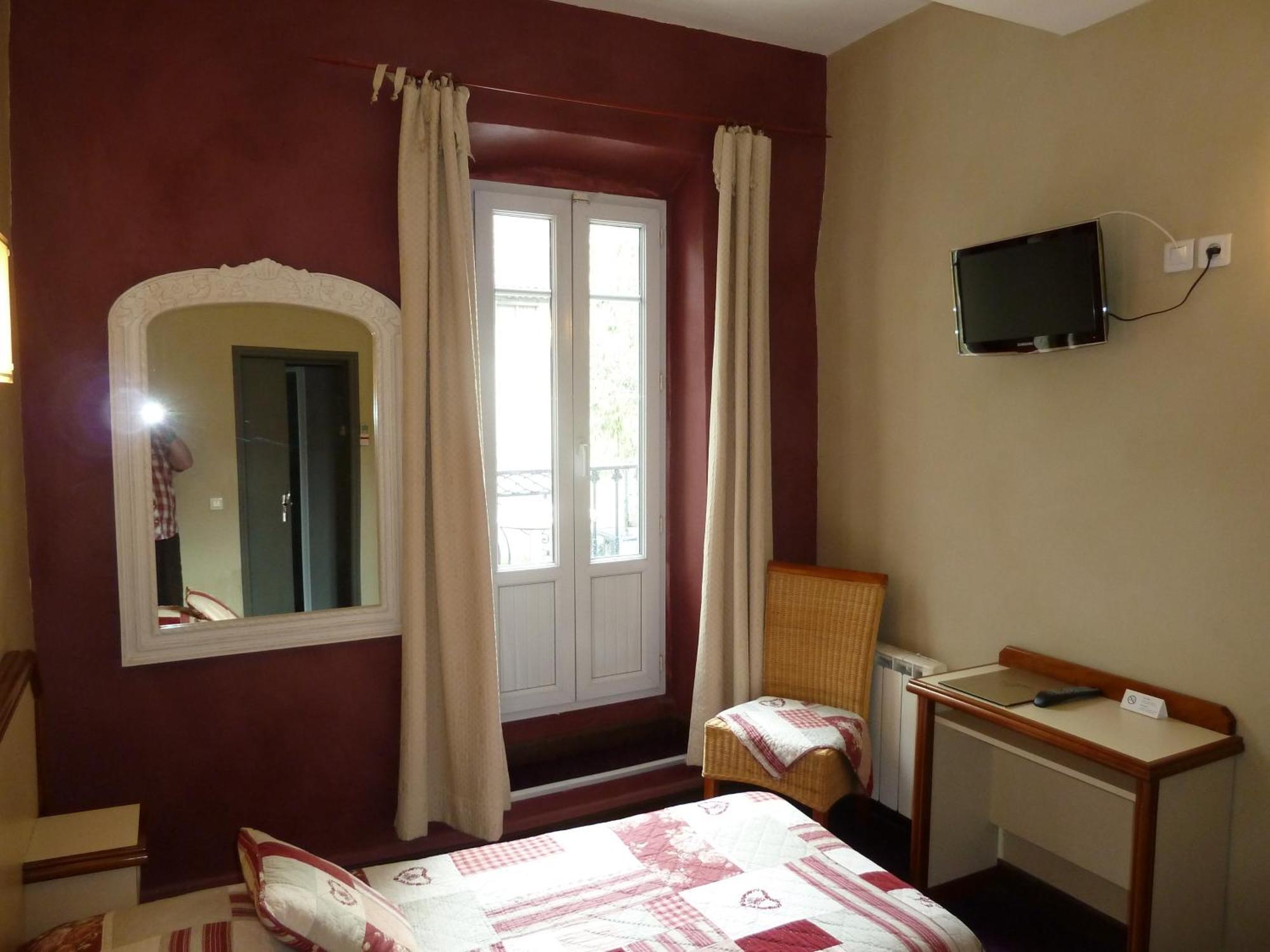 Logis Hotel Restaurant La Farigoule Sainte-Cécile-les-Vignes Εξωτερικό φωτογραφία