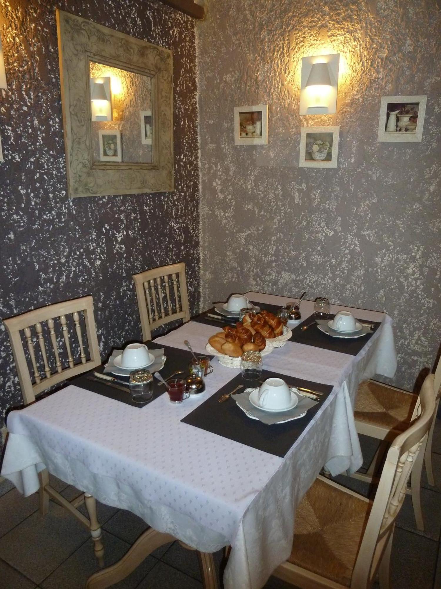 Logis Hotel Restaurant La Farigoule Sainte-Cécile-les-Vignes Εξωτερικό φωτογραφία
