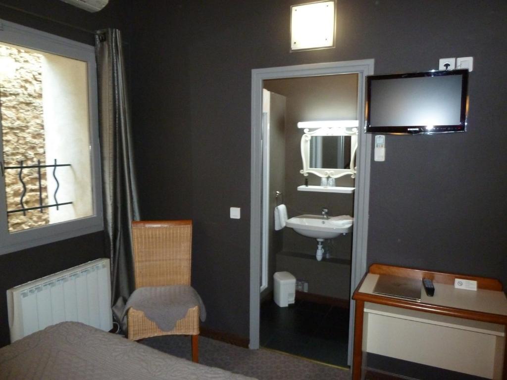 Logis Hotel Restaurant La Farigoule Sainte-Cécile-les-Vignes Δωμάτιο φωτογραφία