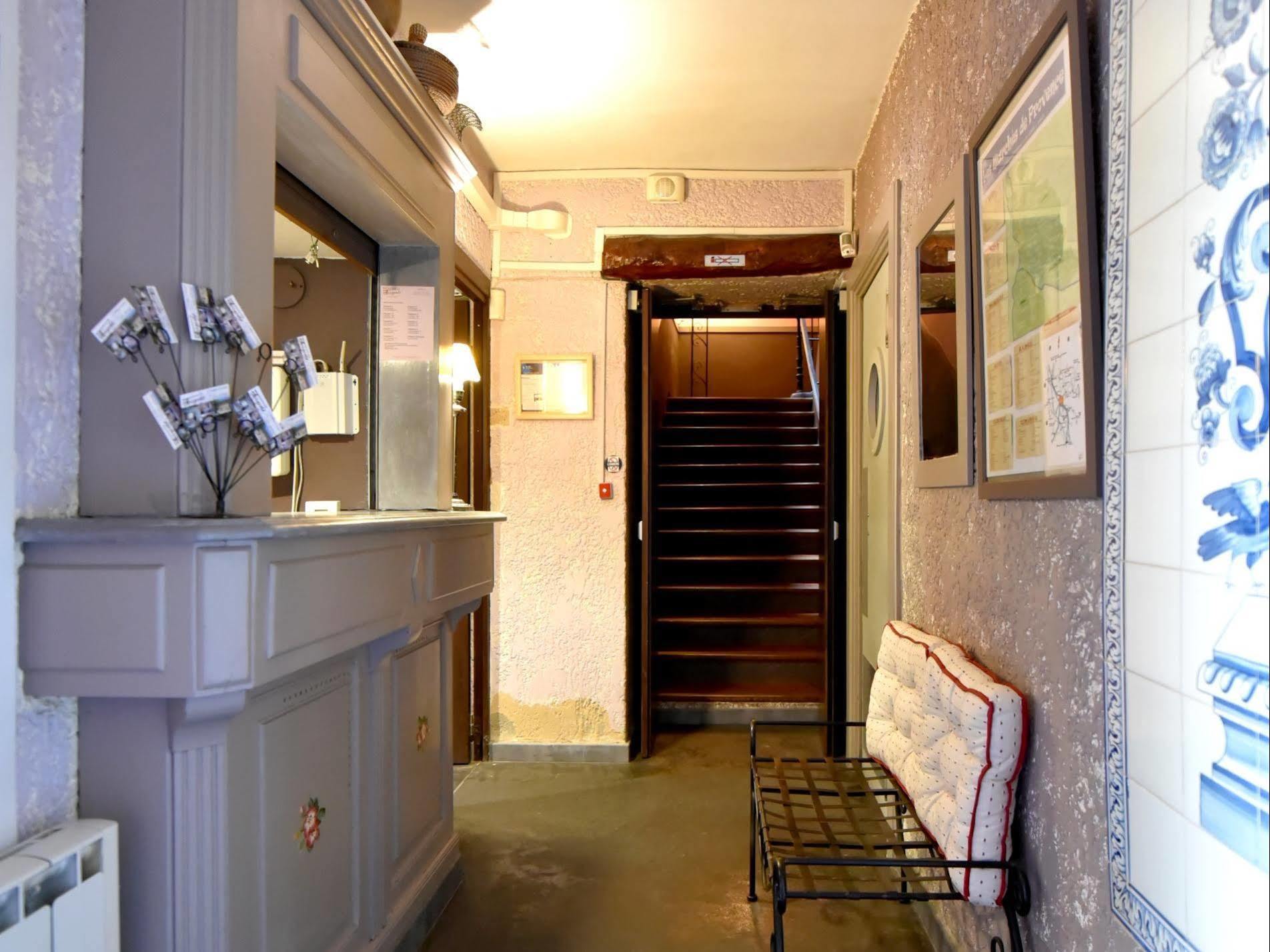 Logis Hotel Restaurant La Farigoule Sainte-Cécile-les-Vignes Εξωτερικό φωτογραφία