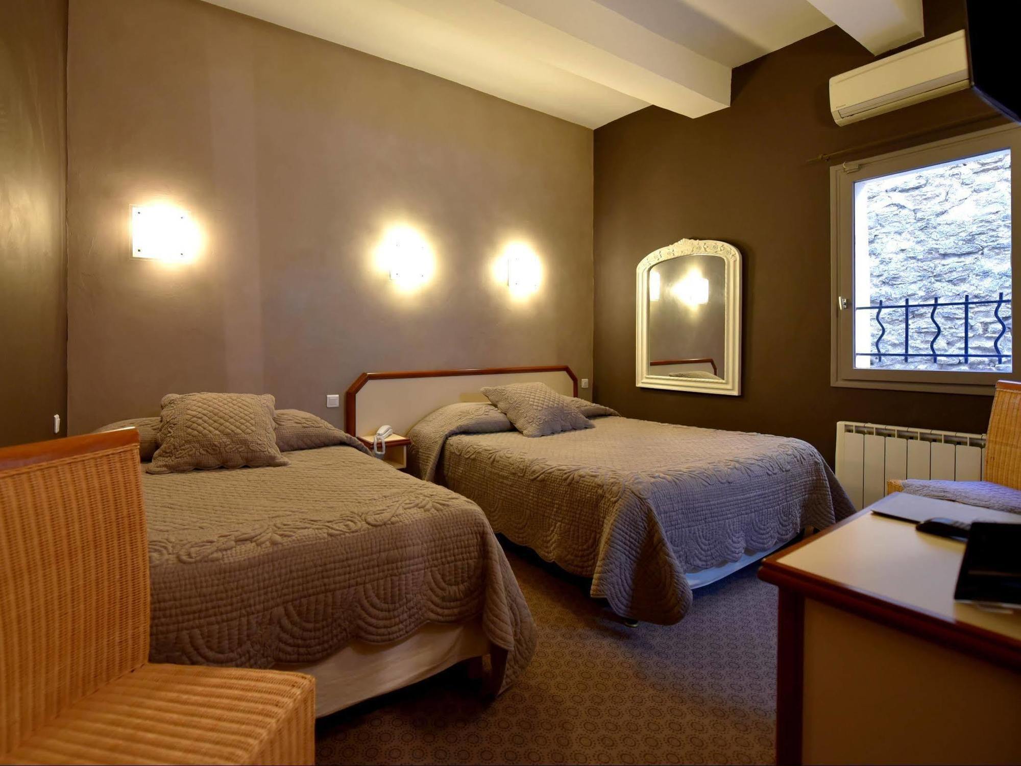 Logis Hotel Restaurant La Farigoule Sainte-Cécile-les-Vignes Εξωτερικό φωτογραφία