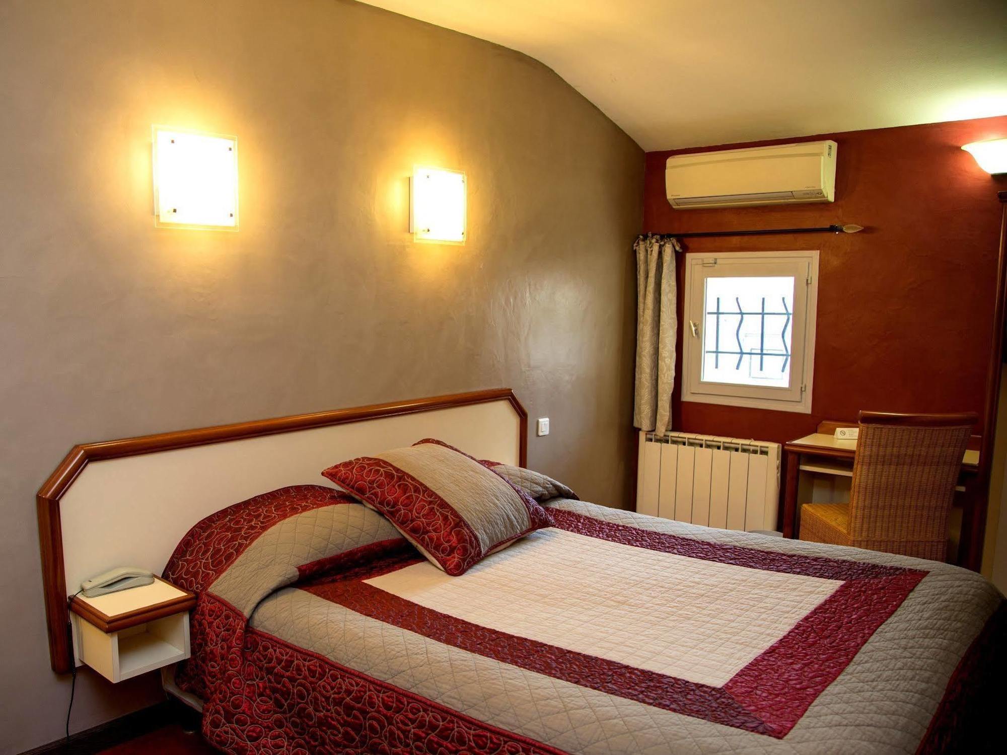 Logis Hotel Restaurant La Farigoule Sainte-Cécile-les-Vignes Εξωτερικό φωτογραφία