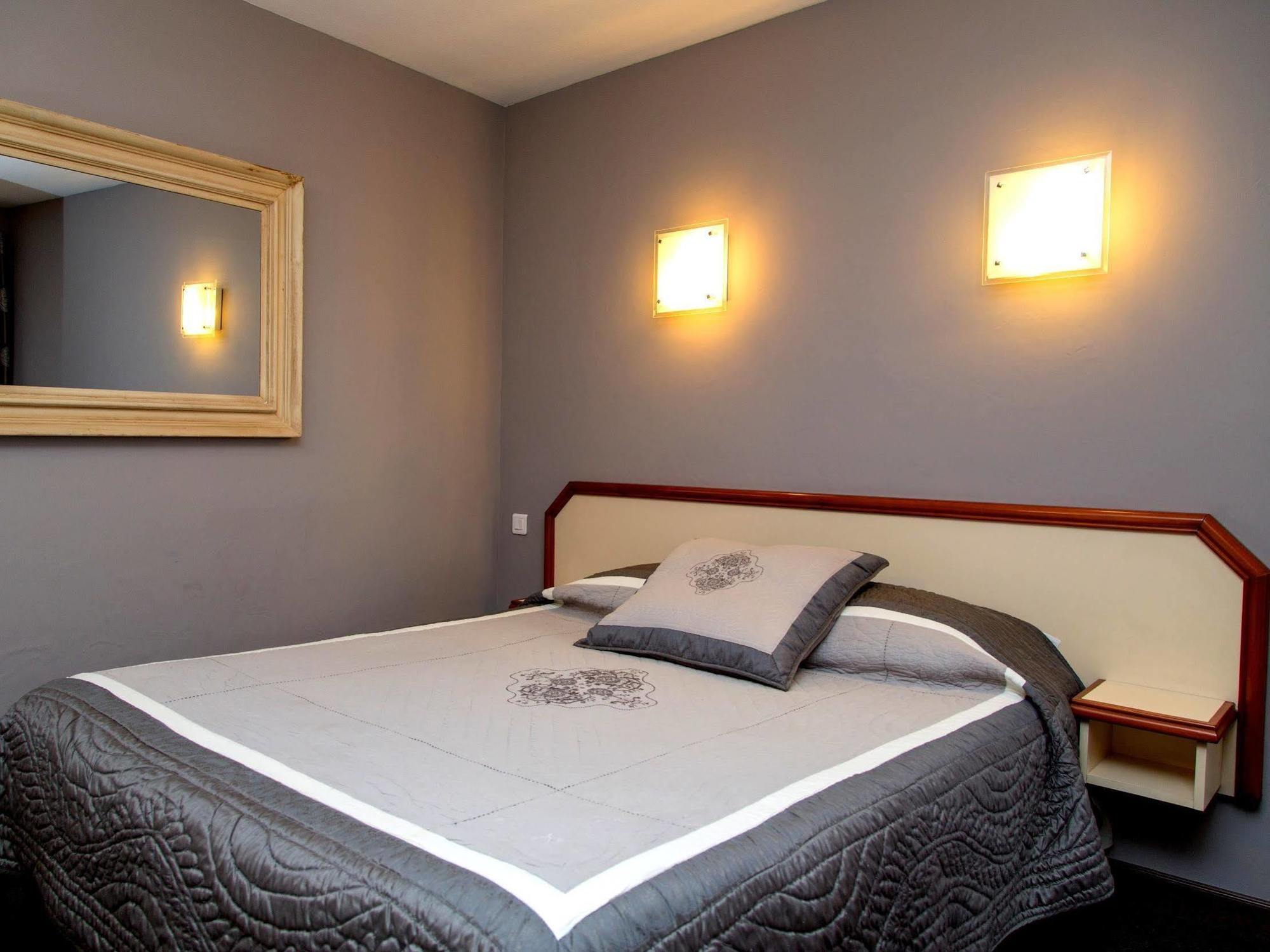 Logis Hotel Restaurant La Farigoule Sainte-Cécile-les-Vignes Εξωτερικό φωτογραφία